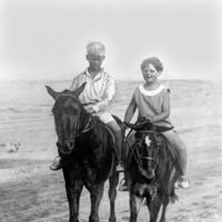 El Duque de Edimburgo y Miguel de Rumanía montando a caballo de niños