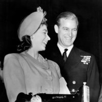 La Reina Isabel y el Duque de Edimburgo con uno de sus regalos de boda