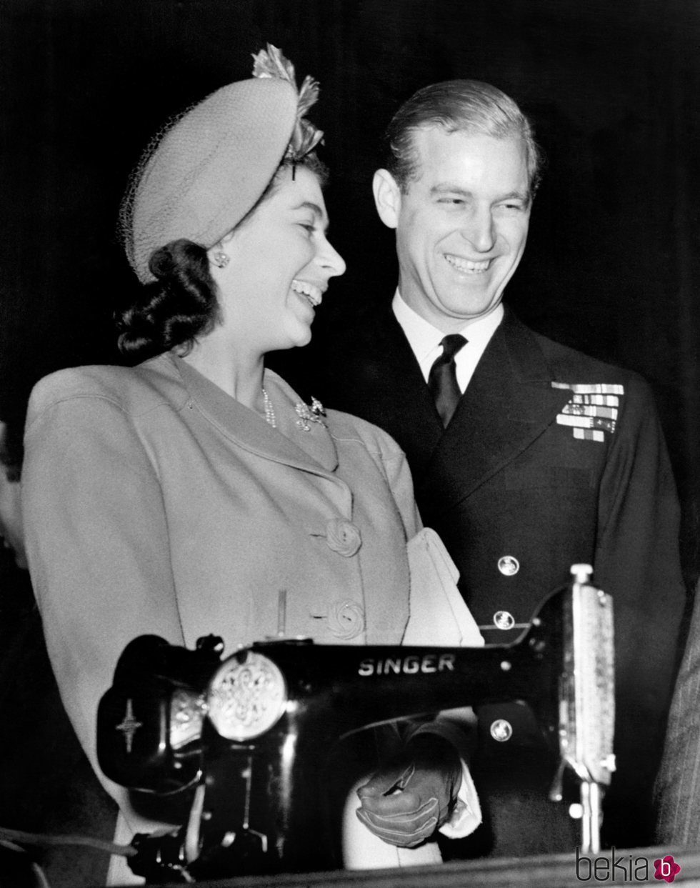 La Reina Isabel y el Duque de Edimburgo con uno de sus regalos de boda