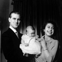 La Reina Isabel y el Duque de Edimburgo con el Príncipe Carlos en 1949