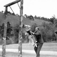 El Duque de Edimburgo columpiando al Príncipe Carlos y la Princesa Ana en presencia de la Reina Isabel en 1955