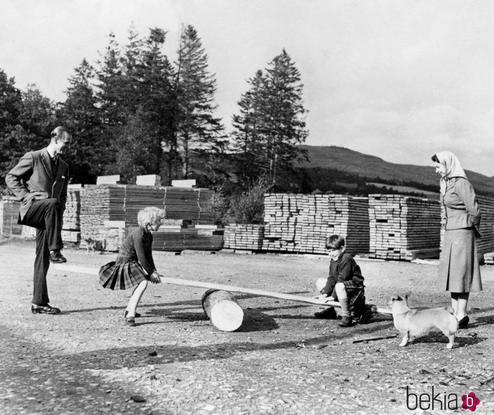 El Príncipe Carlos y la Princesa Ana jugando en presencia de la Reina Isabel y el Duque de Edimburgo en 1957