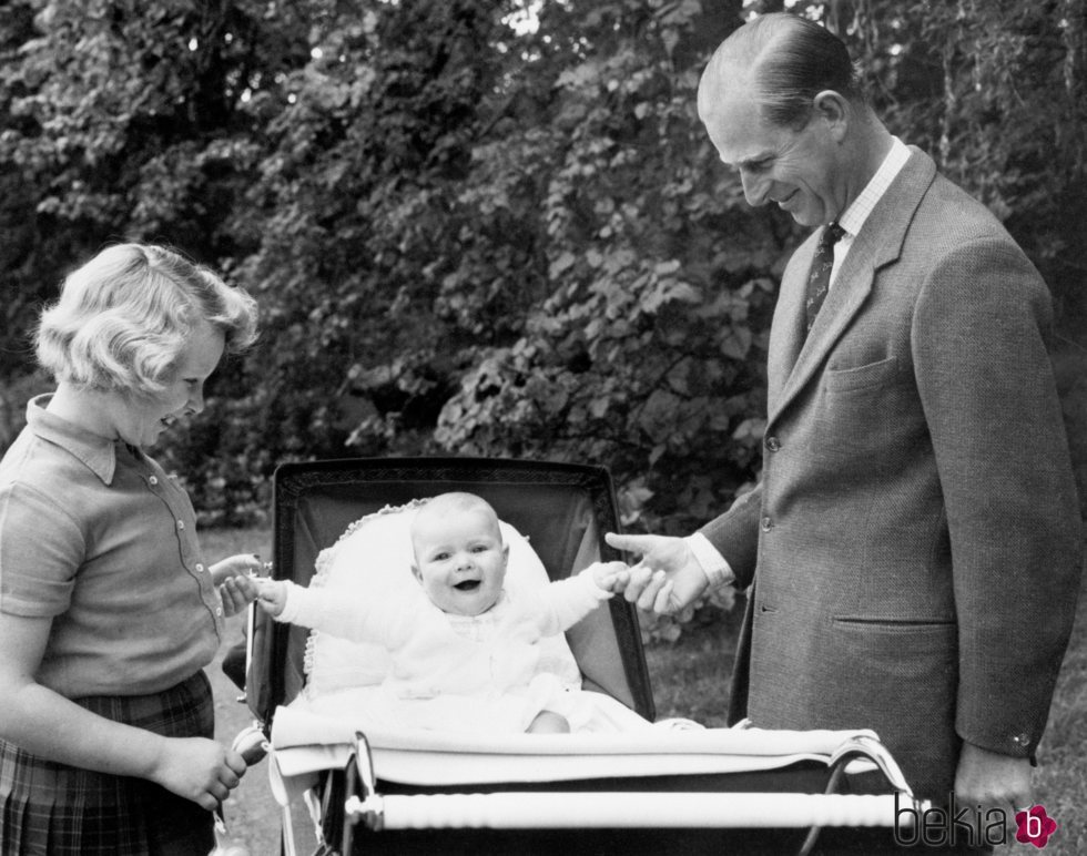 El Príncipe Andrés, de la mano del Duque de Edimburgo y la Princesa Ana en 1960