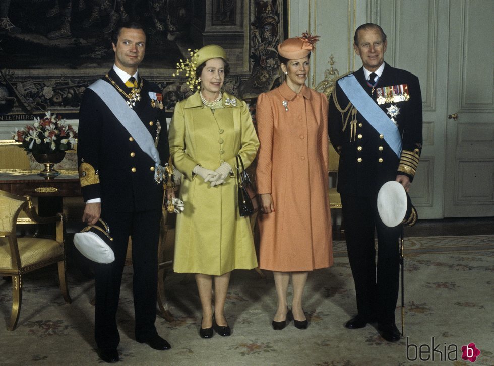 La Reina Isabel y el Duque de Edimburgo con Carlos Gustavo y Silvia de Suecia