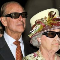 La Reina Isabel y el Duque de Edimburgo con gafas de sol 3D en Canadá