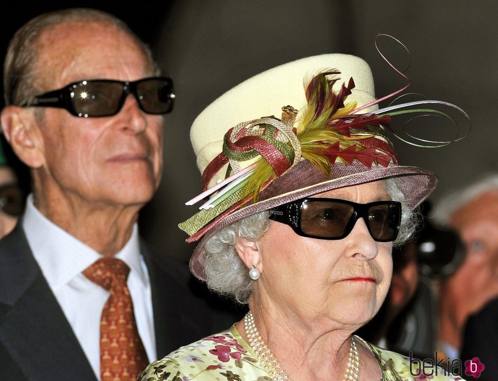 La Reina Isabel y el Duque de Edimburgo con gafas de sol 3D en Canadá