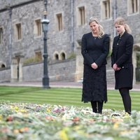 El Príncipe Eduardo y Sophie de Wessex con su hija Lady Louise observan los homenajes al Duque de Edimburgo en Windsor Castle