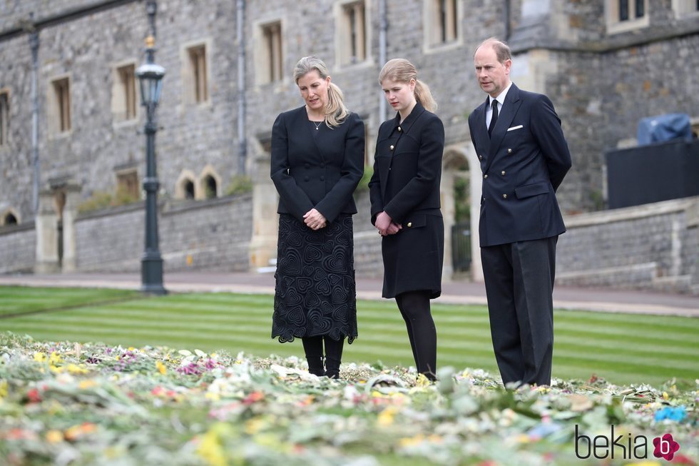 El Príncipe Eduardo y Sophie de Wessex con su hija Lady Louise observan los homenajes al Duque de Edimburgo en Windsor Castle