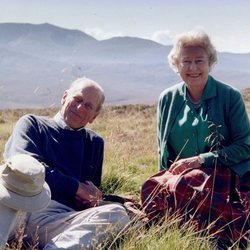 La Reina Isabel y el Duque de Edimburgo, felices y relajados en Escocia en 2003