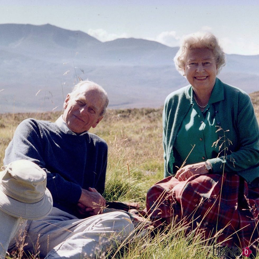 La Reina Isabel y el Duque de Edimburgo, felices y relajados en Escocia en 2003