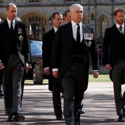 El Príncipe Guillermo, el Príncipe Andrés y el Príncipe Harry en el funeral del Duque de Edimburgo