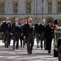 El Príncipe Carlos y la Princesa Ana encabezan el cortejo fúnebre del funeral del Duque de Edimburgo