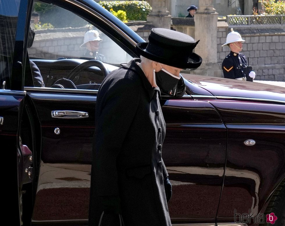 La Reina Isabel, cabizbaja llegando al funeral del Duque de Edimburgo