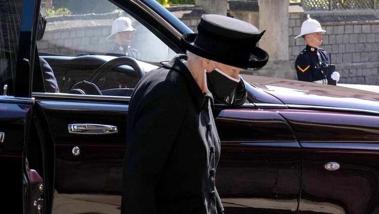 La Reina Isabel, cabizbaja llegando al funeral del Duque de Edimburgo