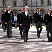 El Príncipe Carlos, Príncipe Eduardo, Príncipe Harry, Príncipe Guillermo y Príncipe Andrés en el funeral del Duque de Edimburgo