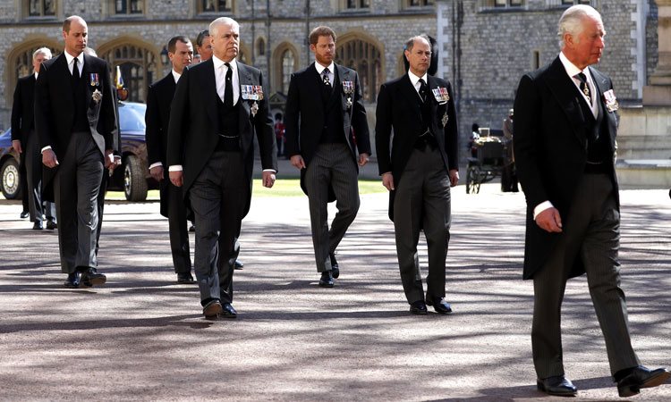 El Príncipe Carlos, Príncipe Eduardo, Príncipe Harry, Príncipe Guillermo y Príncipe Andrés en el funeral del Duque de Edimburgo