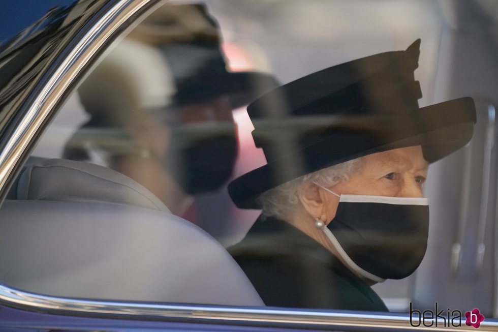 La Reina Isabel llegando en el coche al funeral del Duque de Edimburgo