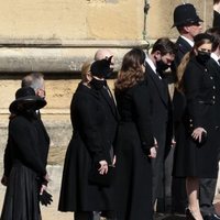 Kate Middleton, Eugenia y Beatriz de York, sus maridos, Zara Phillips y Mike Tindall en el funeral del Duque de Edimburgo