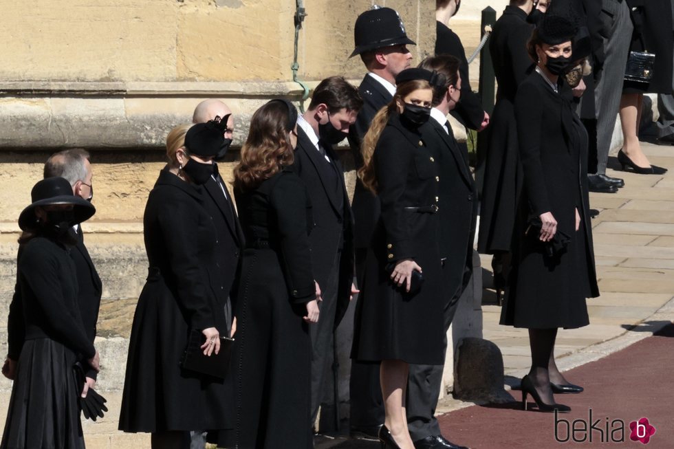 Kate Middleton, Eugenia y Beatriz de York, sus maridos, Zara Phillips y Mike Tindall en el funeral del Duque de Edimburgo