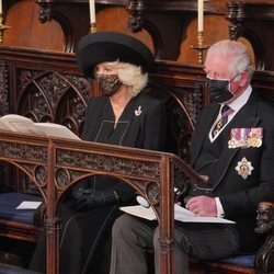 El Príncipe Carlos y Camilla Parker en el funeral del Duque de Edimburgo