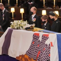 El féretro con los restos mortales del Duque de Edimburgo durante su funeral en Windsor Castle