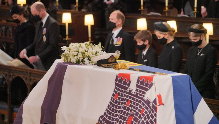 El féretro con los restos mortales del Duque de Edimburgo durante su funeral en Windsor Castle