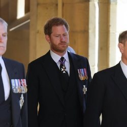 El Príncipe Harry entre el Príncipe Andrés y el Príncipe Eduardo en el funeral del Duque de Edimburgo