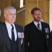 El Príncipe Harry entre el Príncipe Andrés y el Príncipe Eduardo en el funeral del Duque de Edimburgo