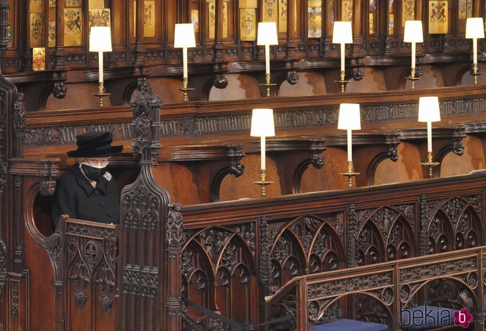 La Reina Isabel en solitario en el funeral del Duque de Edimburgo