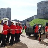 El ataúd del Duque de Edimburgo antes de ser colocado en el Land Rover en su funeral en Windsor Castle