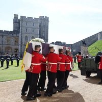 El ataúd del Duque de Edimburgo antes de ser colocado en el Land Rover en su funeral en Windsor Castle