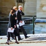 El Príncipe Harry hablando con el Príncipe Guillermo y Kate Middleton en el funeral del Duque de Edimburgo