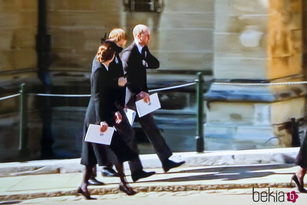 El Príncipe Harry hablando con el Príncipe Guillermo y Kate Middleton en el funeral del Duque de Edimburgo