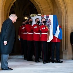 El féretro con los restos mortales del Duque de Edimburgo sale de la capilla tras el funeral