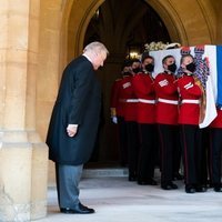 El féretro con los restos mortales del Duque de Edimburgo sale de la capilla tras el funeral