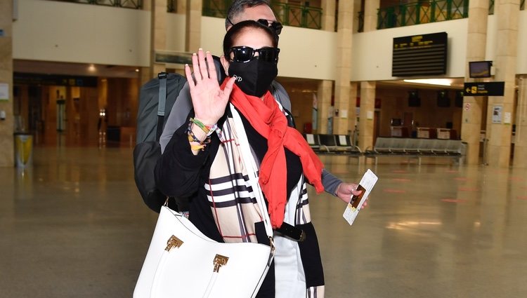 Isabel Pantoja en el aeropuerto de Jerez de la Frontera viajando a Madrid