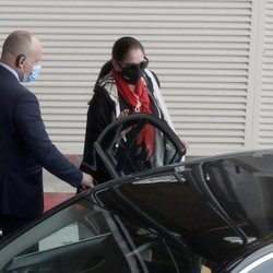 Isabel Pantoja sale del aeropuerto de Madrid por la puerta de atrás