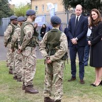 El Príncipe Guillermo y Kate Middleton con cadetes de la RAF