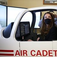 Kate Middleton en un simulador de vuelo