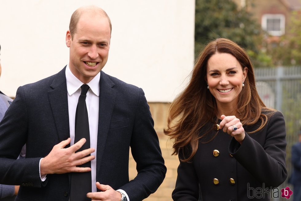 El Príncipe Guillermo y Kate Middleton en su visita a cadetes de la RAF