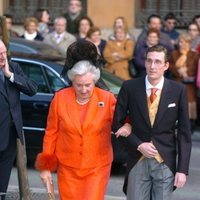 La Infanta Pilar, con el broche de Isabel II, acompañando a Fernando Gómez-Acebo el día de su boda