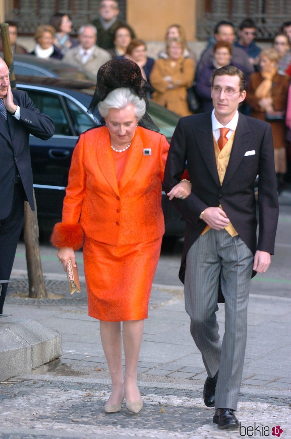 La Infanta Pilar, con el broche de Isabel II, acompañando a Fernando Gómez-Acebo el día de su boda