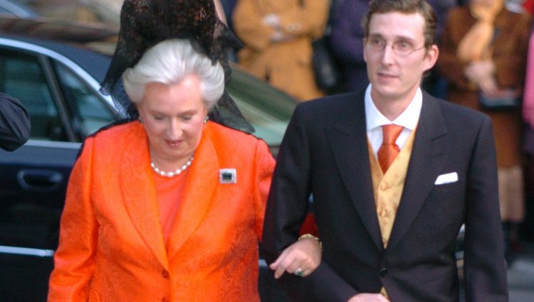 La Infanta Pilar, con el broche de Isabel II, acompañando a Fernando Gómez-Acebo el día de su boda