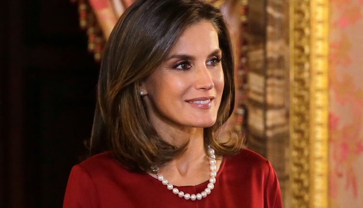 La Reina Letizia, con el collar de perlas de Isabel II, en la recepción ofrecida al Presidente de Alemania