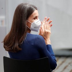 La Reina Letizia aplaude en el acto con motivo del Día Internacional del Libro