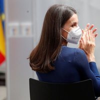 La Reina Letizia aplaude en el acto con motivo del Día Internacional del Libro