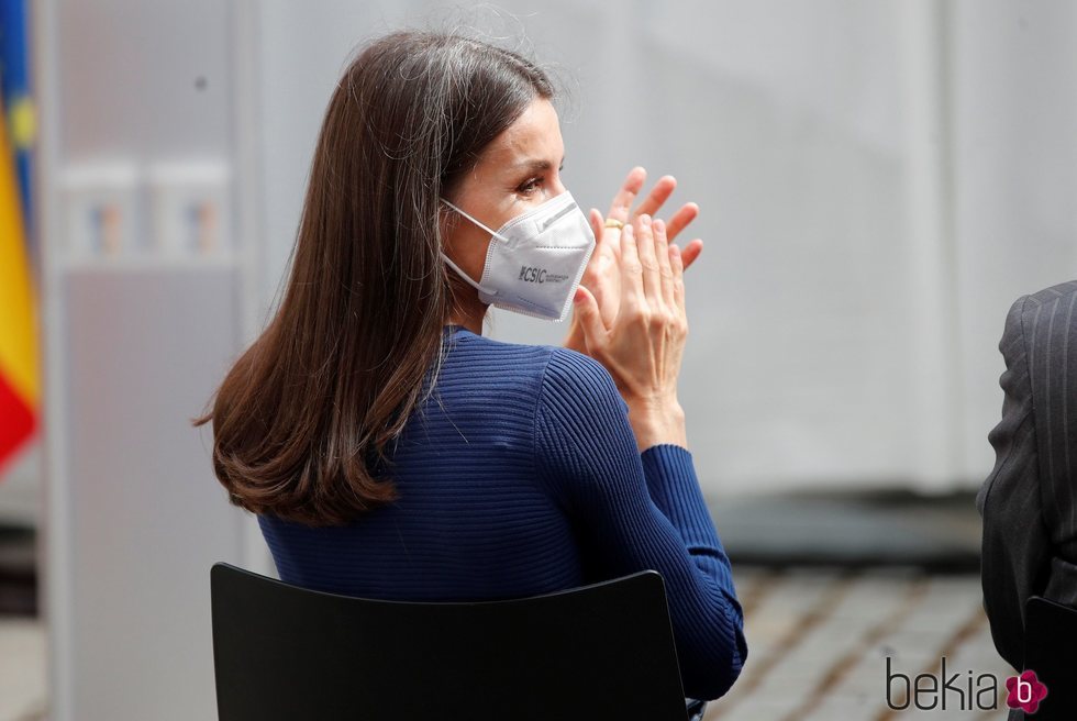 La Reina Letizia aplaude en el acto con motivo del Día Internacional del Libro