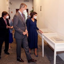 Los Reyes Felipe y Letizia visitando una exposición en la Biblioteca Patrimonial del Cervantes en Alcalá de Henares