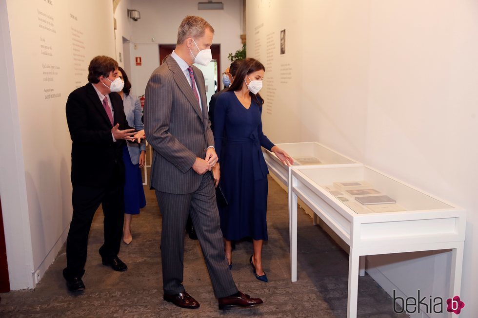 Los Reyes Felipe y Letizia visitando una exposición en la Biblioteca Patrimonial del Cervantes en Alcalá de Henares