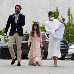 Elena Tablada, Javier Ungría y Ella Bisbal llegando al buatizo de su hija Camila